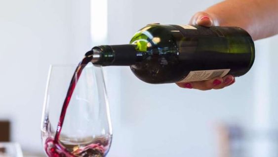 En vez de alertas sanitarias como en cigarrillos, sólo se debe incluir información sobre un consumo moderado, responsable. / Imagen ilustrativa: Archivo