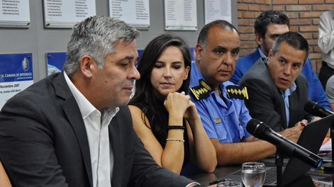 El jefe del bloque del PJ en Diputados, Germán Gómez, y la ministra Mercedes Rus, en la reunión de la Bicameral de Seguridad.