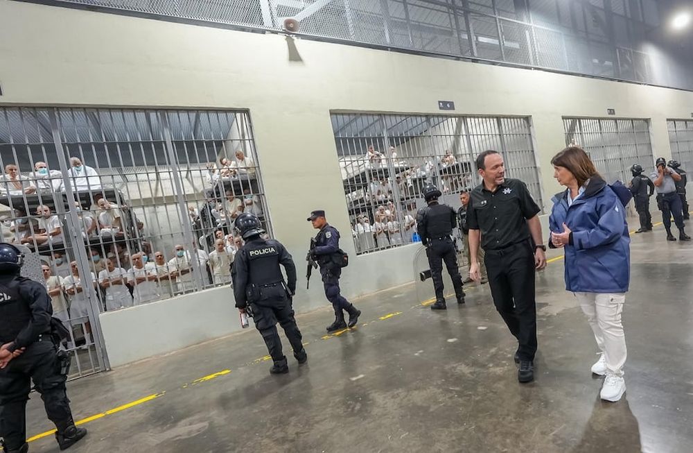 La ministra de Seguridad, Patricia Bullrich, visitó la cárcel de El Salvador que es la más grande de América (X)