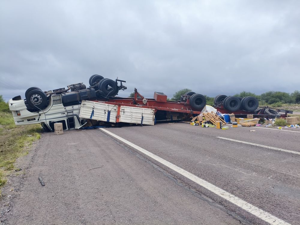 Volcó un camión en ruta 7 y hubo demoras en el tránsito a la altura de La Paz.