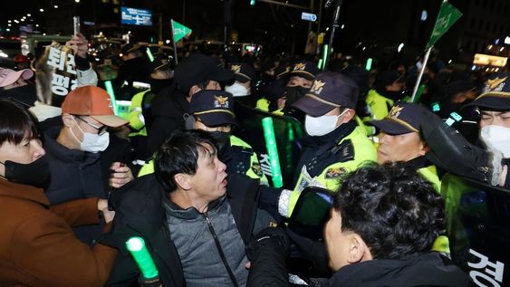 Los manifestantes chocan con agentes de policía durante una protesta frente a la Asamblea Nacional después de que el presidente surcoreano, Yoon Suk Yeol, declarara la ley marcial en Seúl, Corea del Sur. Foto: EFE/EPA/HAN MYUNG-GU