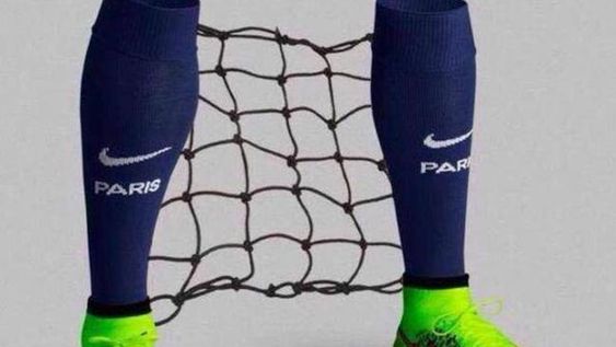 Para evitar los caños de Luis Suárez, diseñan medias con una red para David Luiz