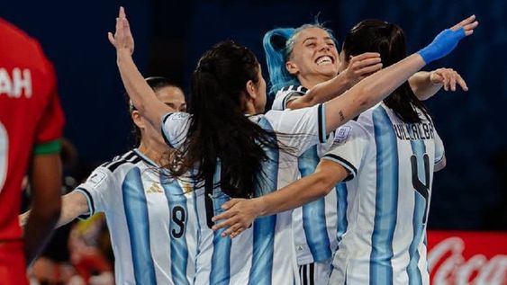 Argentina logró otro triunfazo en el Mundial femenino de futsal: clasificó a cuartos de final, pero expulsaron a su mejor jugadora.&nbsp;