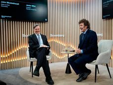 Fotografía cedida por la Presidencia de Argentina del presidente argentino, Javier Milei (d), en una entrevista con el editor en jefe de Bloomberg, John Micklethwait, en Davos (Suiza). Milei está en Davos para participar en el Foro Económico Mundial. Foto: EFE/ Presidencia de Argentina