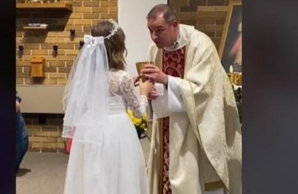 La nena pasó al altar a comer la hostia y beber el sorbo de vino, en su primera comunión. Pero el trago largo que le propició al cáliz se hizo viral.