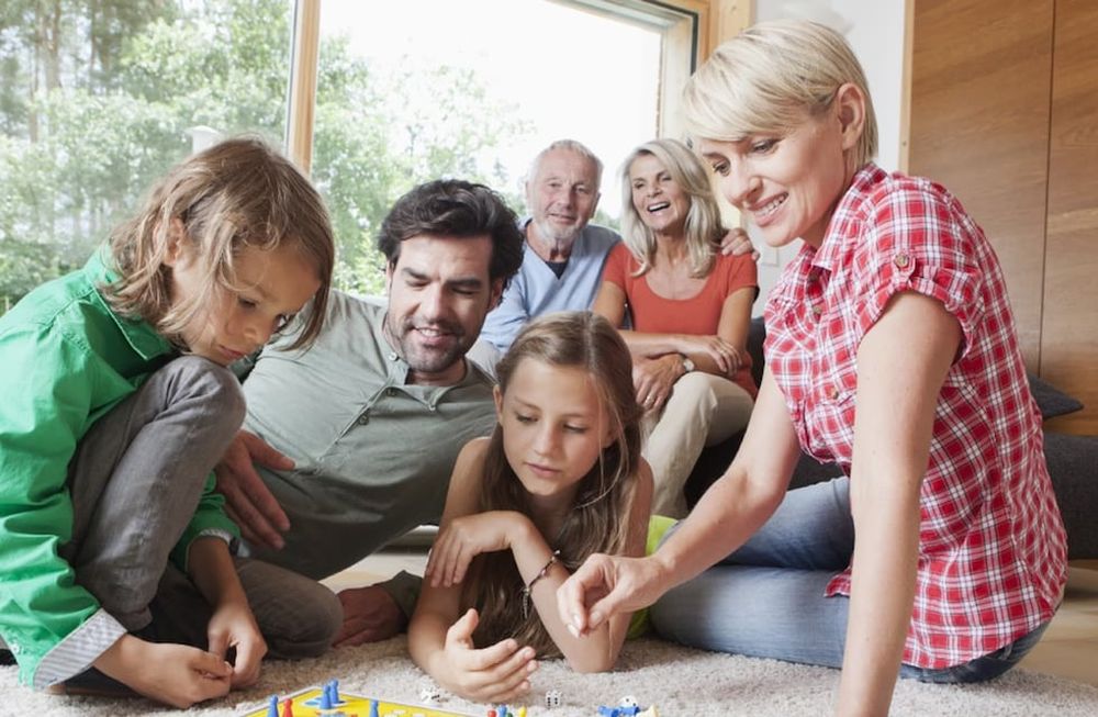 4 juegos de mesa divertidos y sencillos para jugar en familia estas vacaciones.