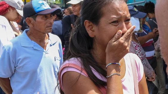 Familiares de reos esperan información en los exteriores de la Penitenciaría del Litoral, tras el enfrentamiento que involucró a presos de los pabellones 3, 5, 8 y 9 y que se inició a primeras horas de la tarde y se prolongó hasta entrada la noche del pasado viernes, hoy en Guayaquil (Ecuador). Foto: EFE/ Jhonatan Miranda