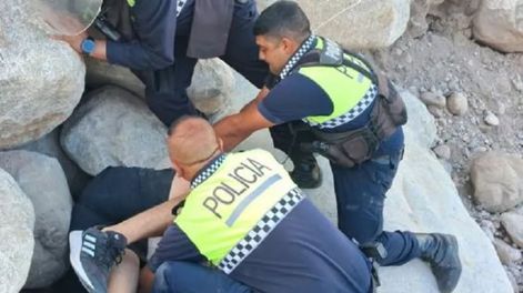 Policías rescatan a un joven que se atascó cuando se cayeron dos piedras de gran tamaño.(Ministerio de Seguridad Tucumán)