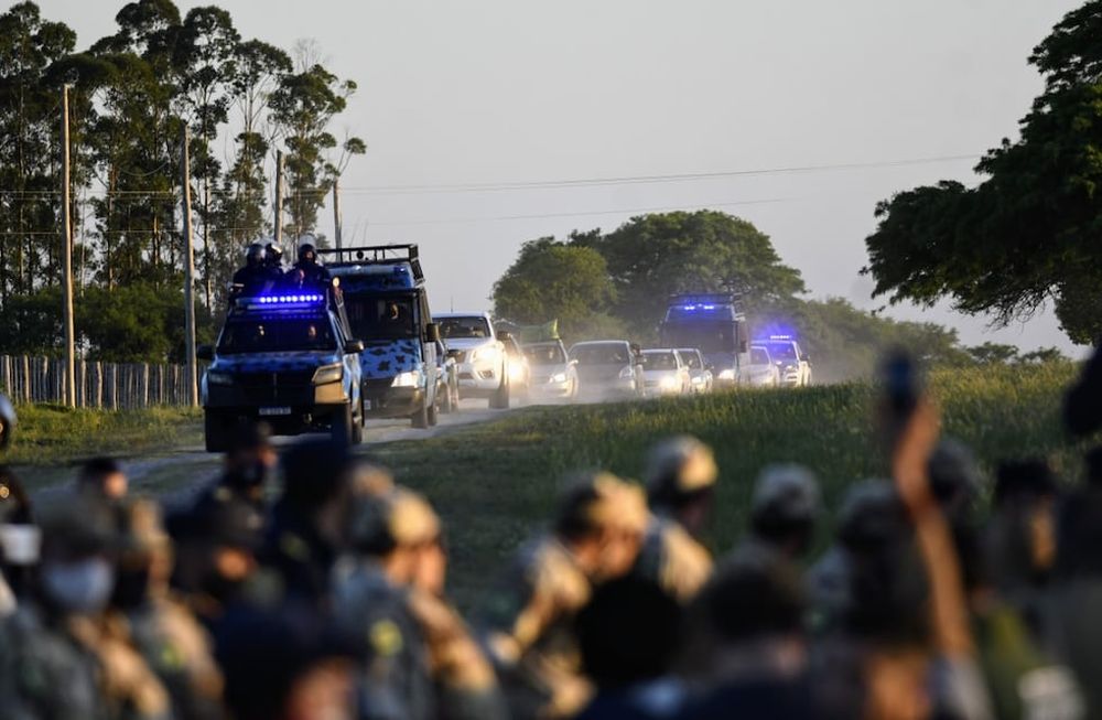 La Policía de Entre Ríos custodia la salida de los integrantes del Proyecto Artigas abandonaron el campo de la familia Etchevehere. Clarín