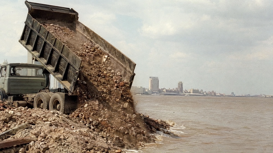 en 1978, buenos aires tiro escombros al rio de la plata para un centro; se abandono y hoy alberga 2.000 especies
