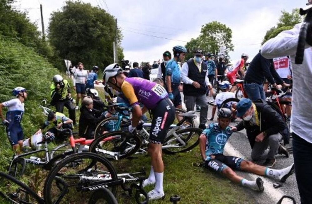 Una mujer apareció con un cartel mientras pasaba el pelotón de ciclistas y varios competidores terminaron en el suelo del Tour de Francia. / Gentileza.