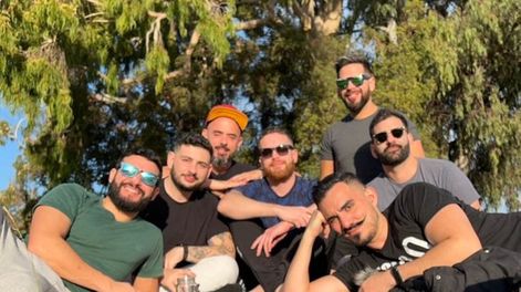 Unos jóvenes pusieron en una aplicación de citas que son una septieja (pareja de 7 personas) que busca divertirse. La publicación generó cientos de comentarios y memes en las redes sociales.