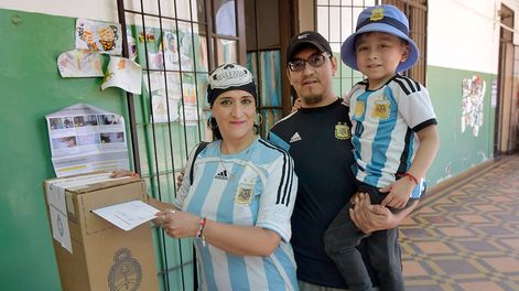 Pasadas las 8 de la mañana de este domingo comenzó el balotaje para definir quién será el próximo Presidente de Argentina. Hay 35 millones de personas habilitadas para votar entre el candidato de Unión por la Patria, Sergio Massa, y el de La Libertad Avanza (LLA), Javier Milei.Escuela Guillermo Rawson de Godoy Cruz . familia IbañezFoto: Orlando Pelichotti