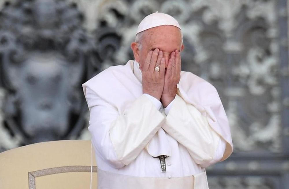 En el día de ayer el vaticano publicó un decreto romano que iría en contra de algunos gestos que tuvo Francisco con las parejas del mismo sexo. Gentileza.