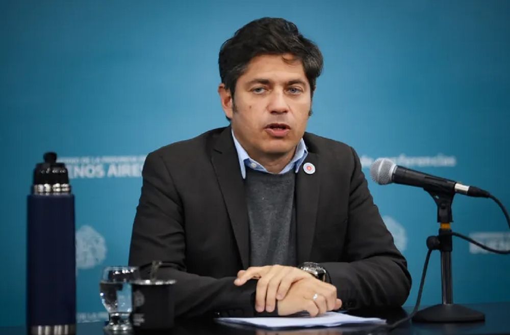 Kicillof desmintió una foto falsa de compras en Apple y acusó a Milei de difundirla.