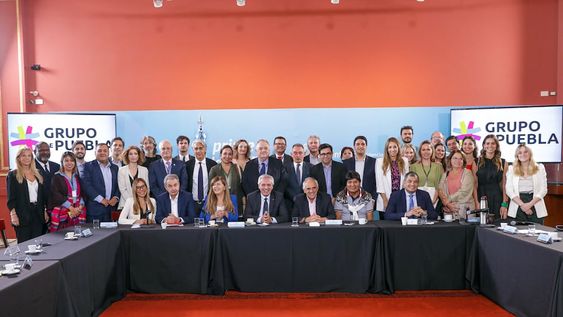 El presidente Alberto Fernández anunció el reingreso de la Argentina a la Unión de Naciones Suramericanas (UNASUR), al compartir una reunión de trabajo con los y las integrantes del Grupo de Puebla y del Consejo Latinoamericano de Justicia y Democracia (CLAJUD), en el Salón de los Pueblos Originarios de la Casa Rosada.  (Prensa Presidencia de la Nación)