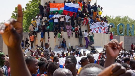 Cientos de manifestantes salieron a las calles nuevamente en apoyo a la junta militar que derrocó al gobierno nigerino la semana pasada. Imagen de las manifestaciones del pasado 30 de julio.