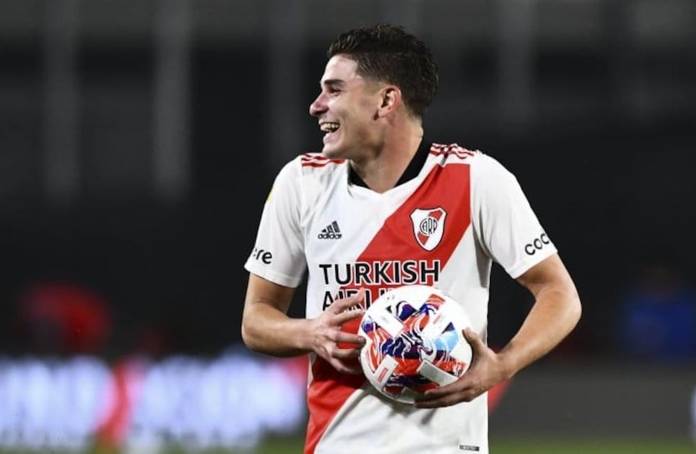 Julián Álvarez se llevó la pelota de recuerdo, tras su primer hattrick en Primera para darle la victoria a River sobre San Lorenzo y dejarlo más puntero que nunca.