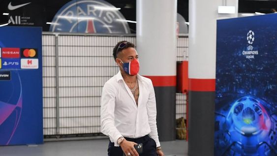 El look de Neymar al llegar al estadio de Lisboa para jugar la semifinal de la Champions League, generó un gran revuelo en la redes sociales. / Gentileza.