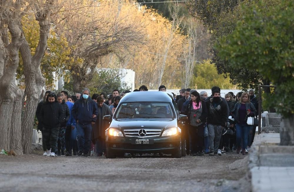 Un centenar de familiares y vecinos despidió los restos de la joven madre en el cementerio de Buen Orden. Foto: José Gutiérrez / Los Andes
