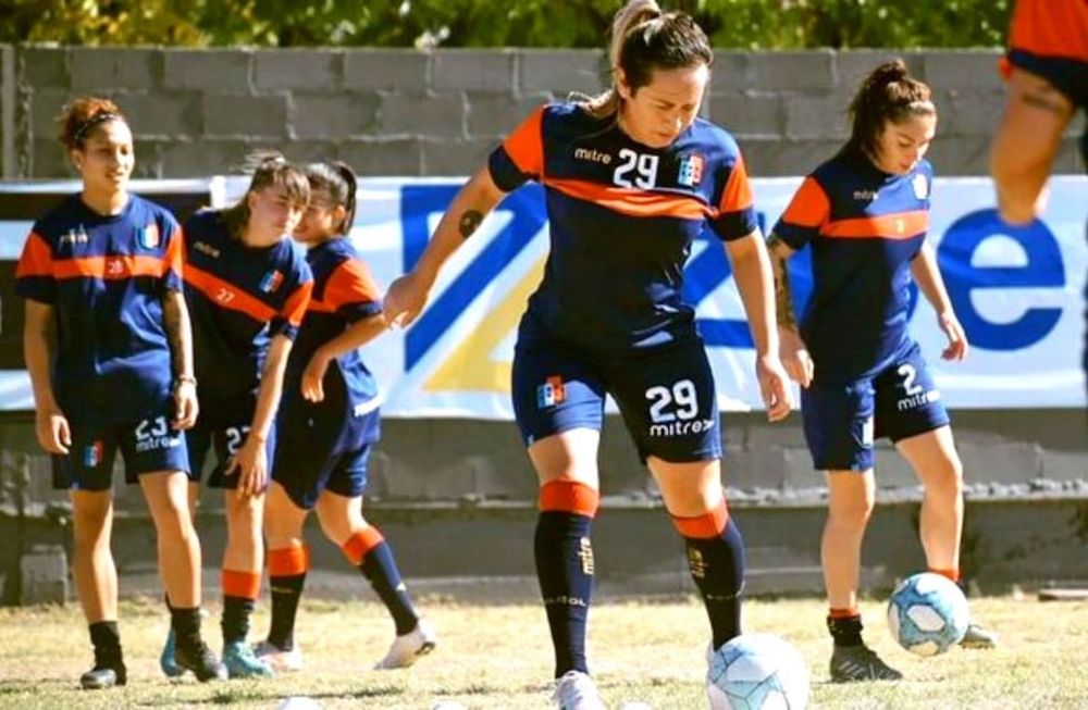 Jezabel Carranza de Deportivo Español será la tercera jugadora transgénero en competir en la máxima categoría del fútbol femenino de Argentina. / Gentileza.