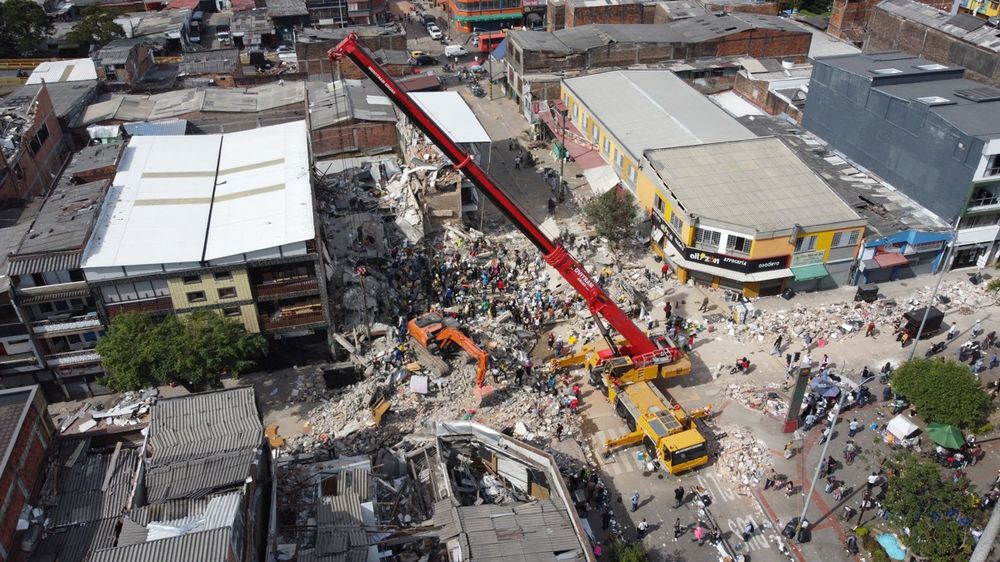 Fotografía aérea que muestra rescatistas en labores de búsqueda en el lugar donde se derrumbó un edificio de cuatro pisos en Pereira (Colombia) tras el terremoto de magnitud 7,4&nbsp;