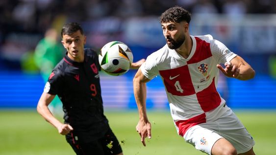 Josko Gvardiol de Croacia corre con el balón mientras lo persigue Jasir Asani de Albania en el encuentro del Grupo B de la Eurocopa. / Gentileza.