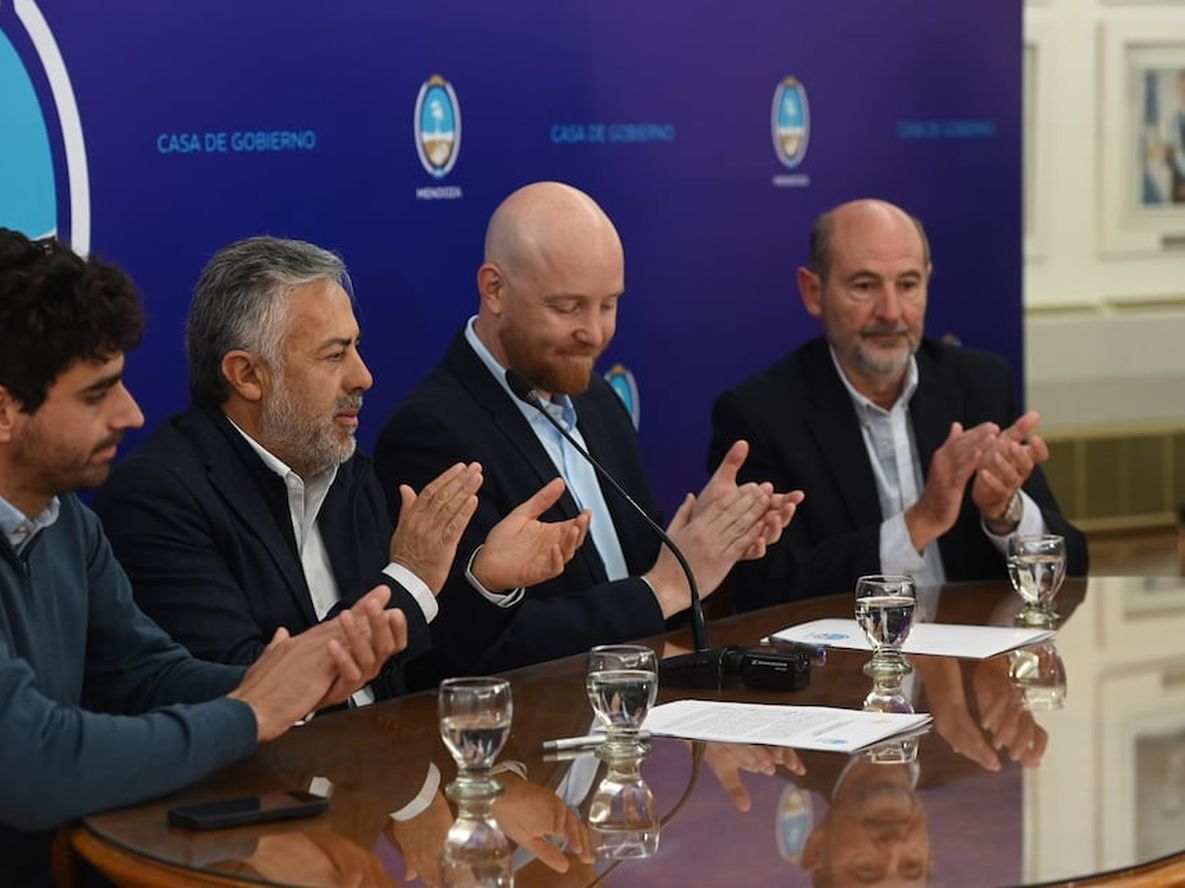 El Gobernador Alfredo Cornejo anunció el traslado del Puerto Seco, que actualmente funciona en el departamento de Godoy Cruz, a la ruta nacional 7 en Luján de Cuyo.
