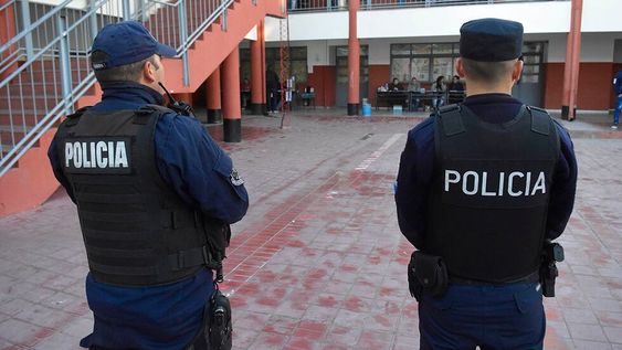 La Policía de Mendoza custodiará los exteriores de las escuelas, además de reforzar patrullajes y controles. Se llevan adelante las Primarias Abiertas Simultaneas y Obligatorias en la provincia de Mendoza.Escuela Mario Casales de Las Heras
