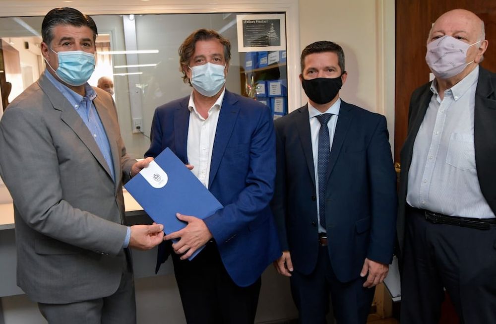 Mario Abed, Víctor Ibáñez, Andrés Lombardi y Juan Carlos Jaliff presentaron el proyecto en Mesa de Entradas. Foto: Orlando Pelichotti / Los Andes