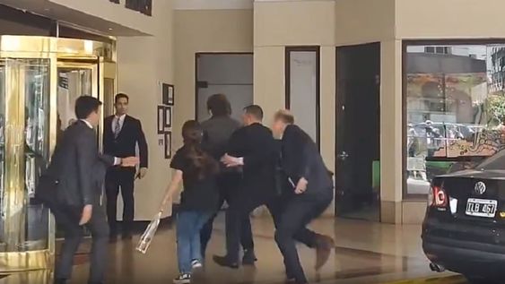 Una nena quiso darle una flor a Milei - Captura de video