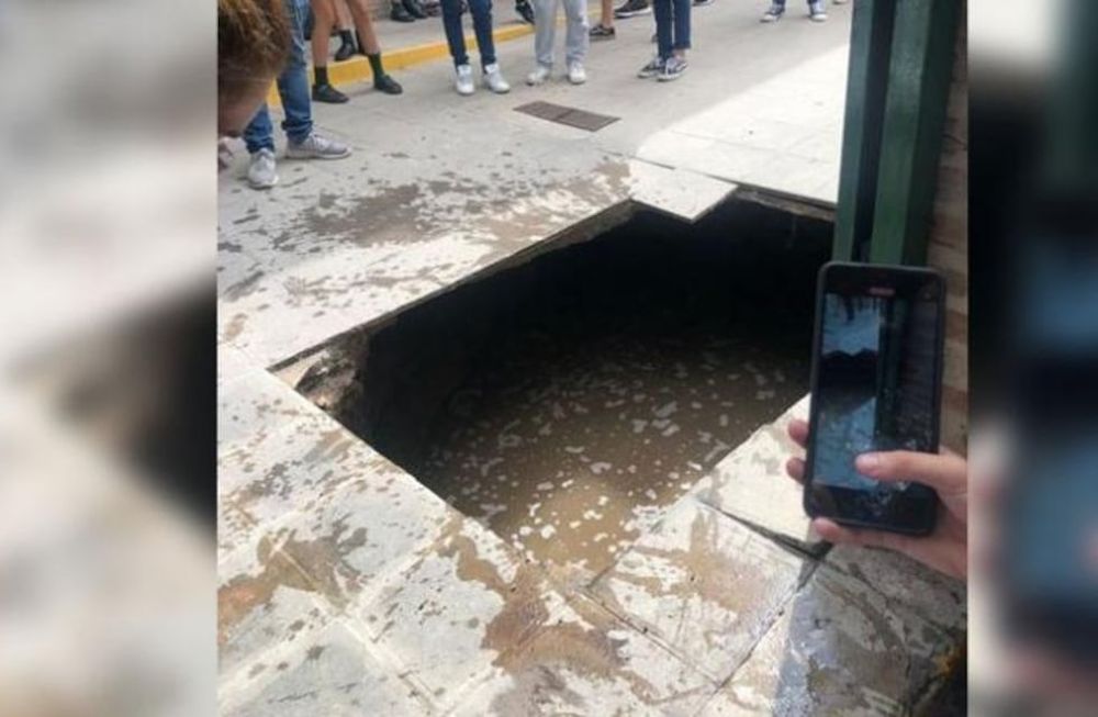 Los alumnos del Instituto Jóvenes Argentinos cayeron a una cámara séptica. / Foto: Gentileza ElDoce.tv