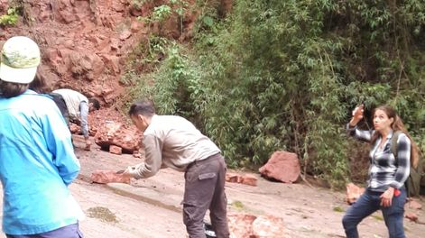 En el terreno. Trabajo en zona con pendiente: se hacen observaciones, se toman fotografías y muestras de roca. El terreno originalmente estaba horizontal y fue modificado durante la formación de la cordillera de los Andes.