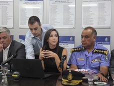 La ministra de Seguridad y Justicia, Mercedes Rus, junto al presidente del bloque de diputados del PJ, Germán Gómez, y el director de la Policía, Marcelo Calipo.