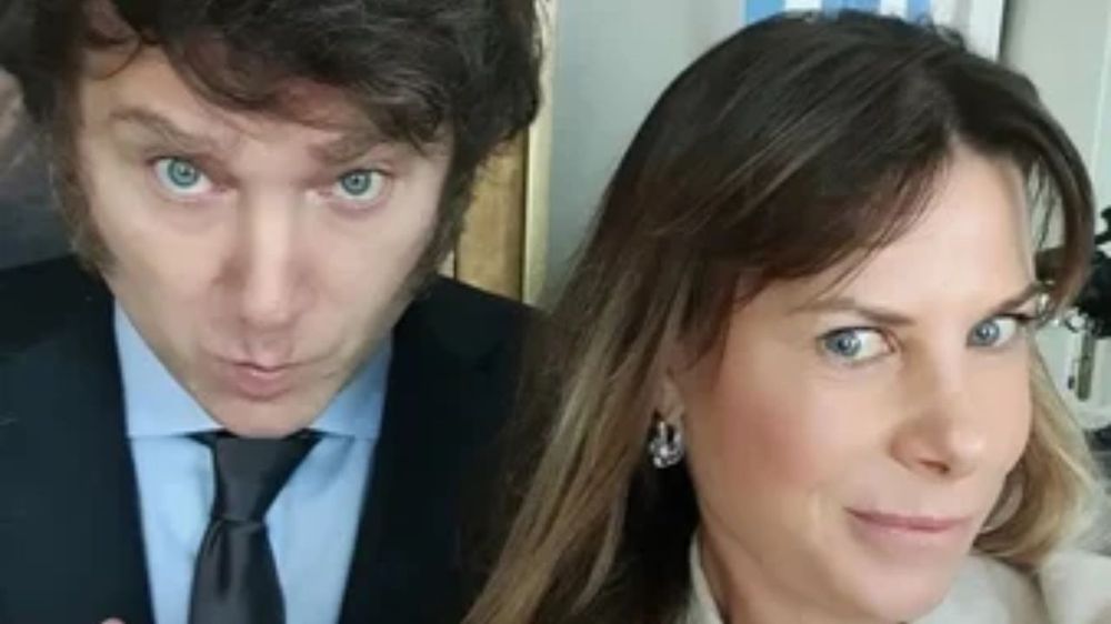 La exvedette y conductora televisiva Karen Reichardt junto a Javier Milei.