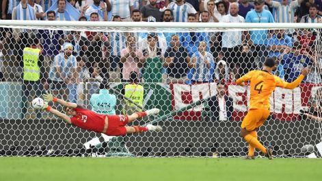 El penal atajado por Dibu Martínez a Virgil van Dijk.