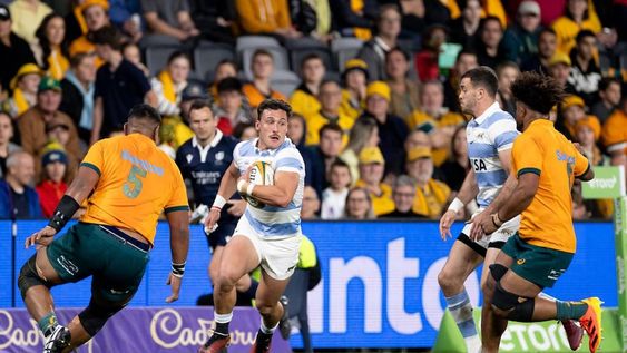 Rodrigo Isgró debutó en el seleccionado argentino, en el Championship 2023, en lo que fue victoria sobre Autralia 34-31. El sábado se estrenará en un Mundial. (Prensa UAR)