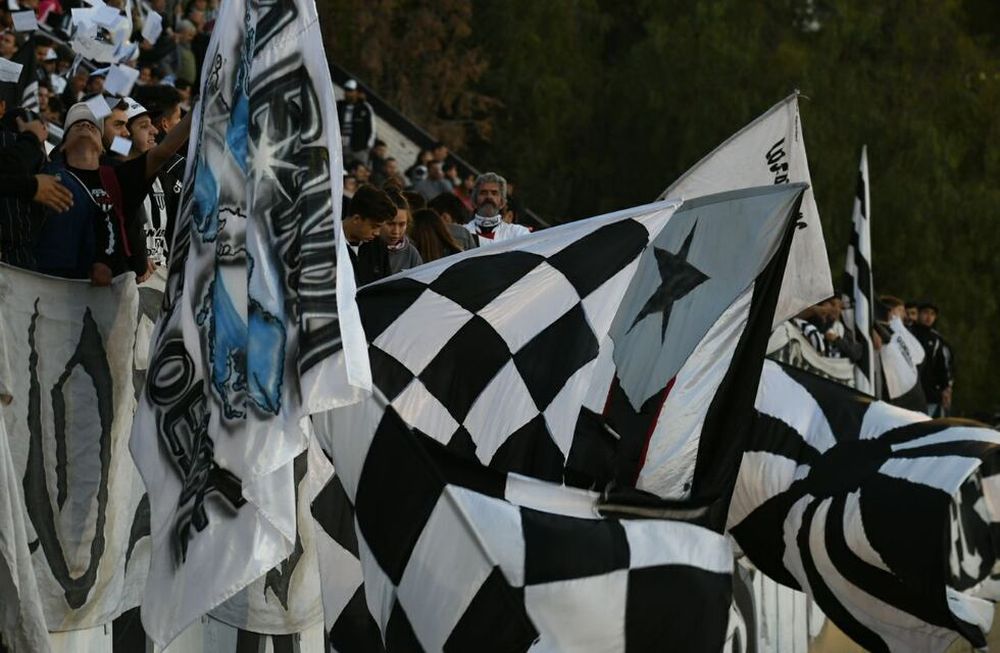 El estadio Mensana se vistió de gala
