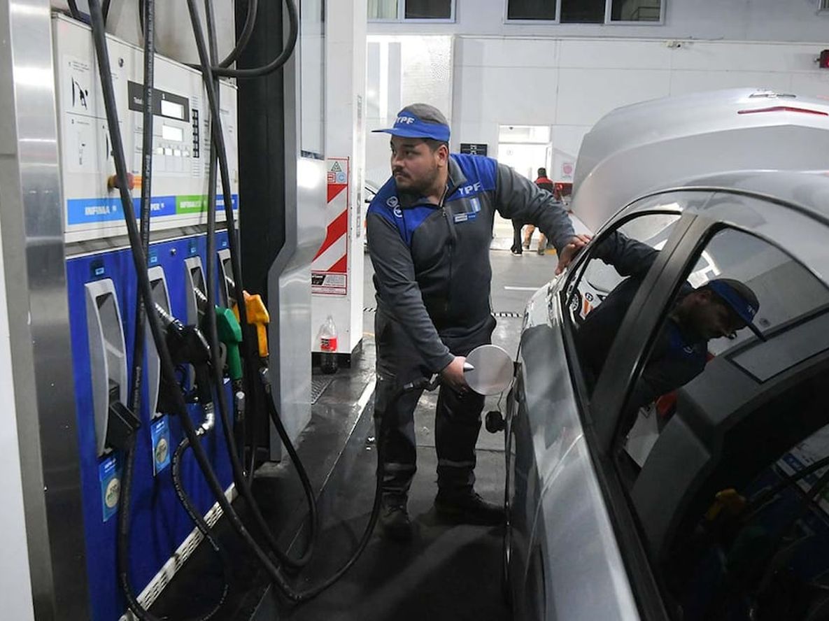Los empresarios de las estaciones de servicio piden un 30% de aumento.  Foto: José Gutierrez / Los Andes