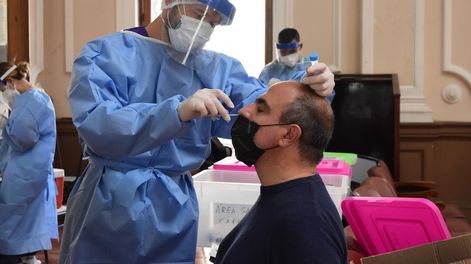 Los Andes | La provincia ha fortalecido la estrategia de testeos. En el colegio Agustin Álvarez realizaron testeos para detectar presencia de Covid 19. Solo entregaron 100 turnos. Foto: Mariana Villa