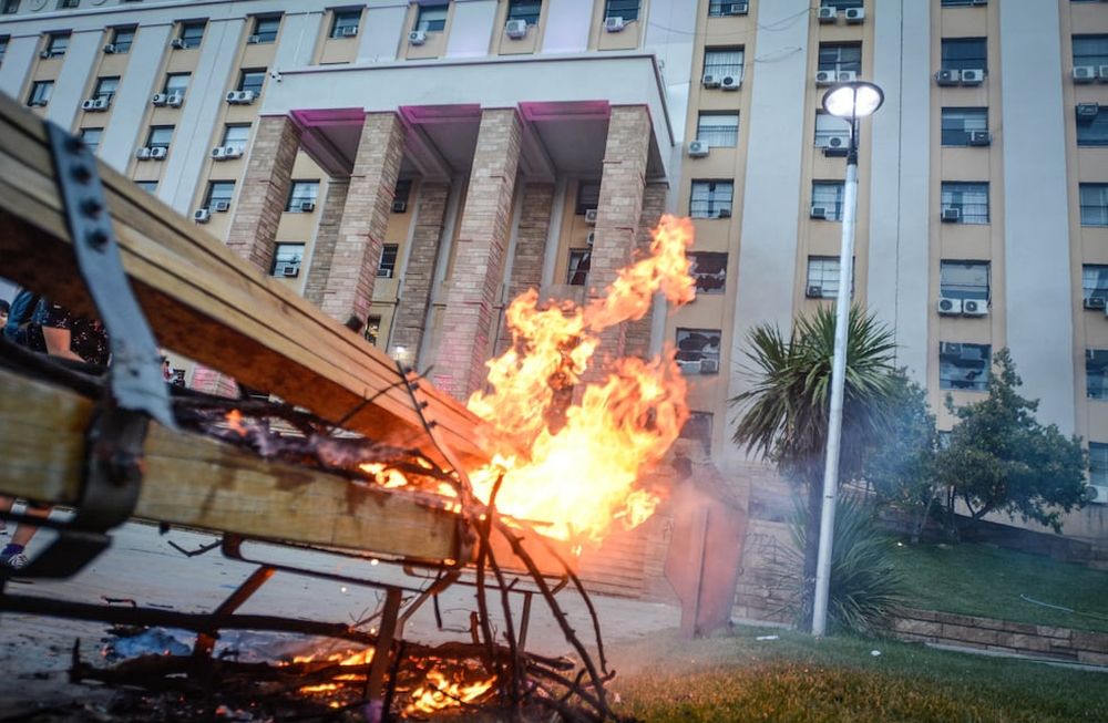 La marcha por justicia para Florencia Romano terminó con fuego y destrozos por un grupo violento que apedreó vidrios e incendió oficinas de la Casa de Gobierno y la Legislatura.