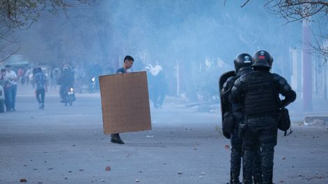 Los Andes | Un grupo de personas intentó saquear un supermercado Atomo de la calle Independencia y Laprida de Las Heras durante la tarde, pero la Policía logró detenerlos a tiempo. Sin embargo, se dispersaron y comenzaron a robar en negocios de la zona causando daños