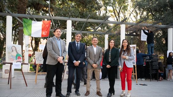 Ferragosto llegó a la Ciudad con una expo en plaza Italia