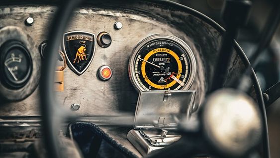 El instrumental del tractor que rinde tributo a sus antepasados que se construyeron utilizando piezas de vehículos en desuso de la Segunda Guerra Mundial.