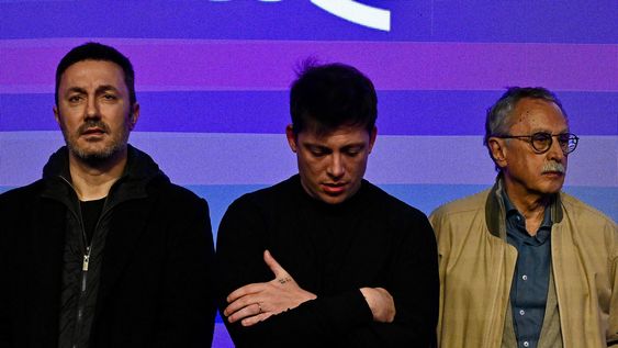 Santiago Caputo durante el discurso de Milei tras la derrota en las elecciones bonaerenses frente a Fuerza Patria. Santiago Caputo durante el discurso de Milei tras la derrota en las elecciones bonaerenses frente a Fuerza Patria.