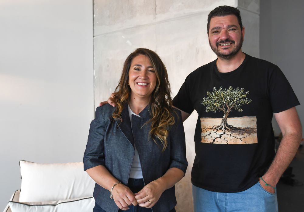 Soledad González junto a Gabriel Guardia, enólogo y maestro aceitero en Valor Agregado.