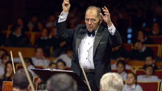 El maetro Rodolfo Saglimbeni regresa para una presentación con la Orquesta Sinfónica, además está dictando una diplomatura en dirección.