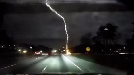 Un conductor se salvó de milagro tras evadir el impacto de un rayo en Estados Unidos.&nbsp;
