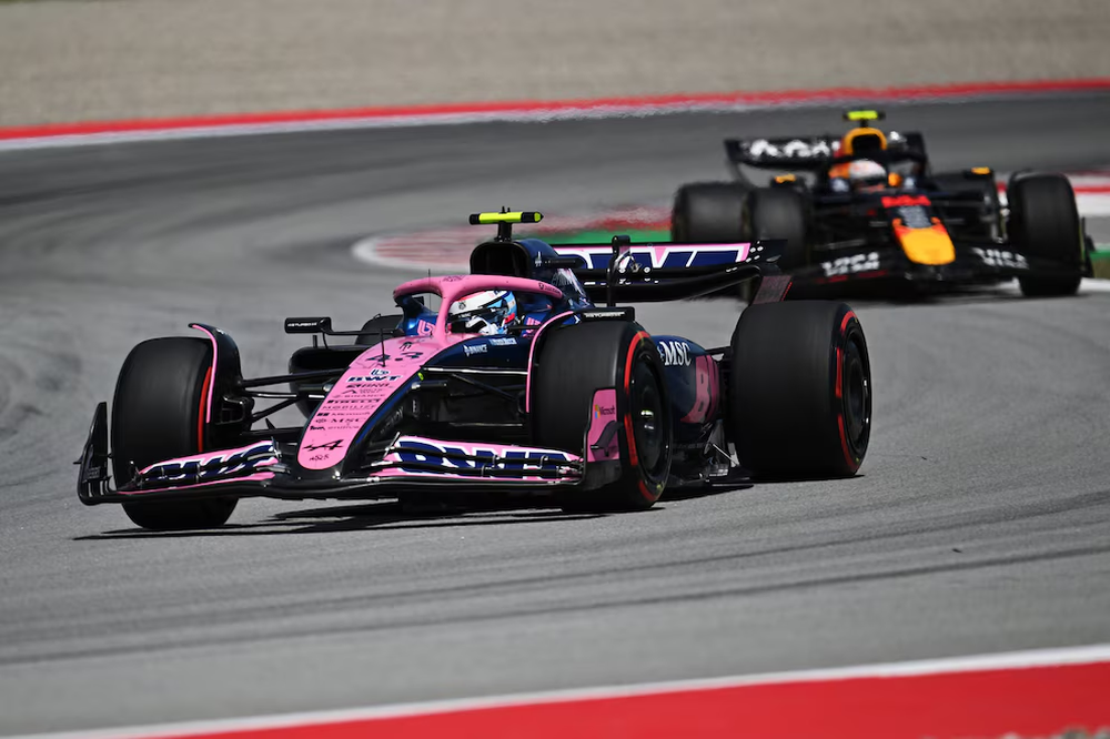 Franco Colapinto delante de Yuki Tsunoda en el Circuito de Cataluña, durante el GP de España.