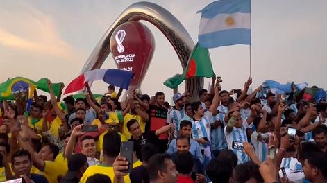 Fanáticos de todo el mundo llegan a Qatar para la Copa del Mundo 2022. Foto: EFE